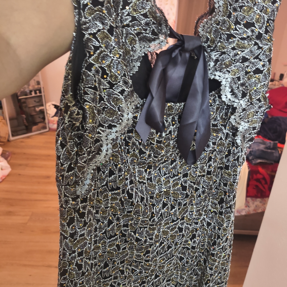 Black and Silver Metallic Lace-Effect Sleeveless Dress - Picture 2 of 10
